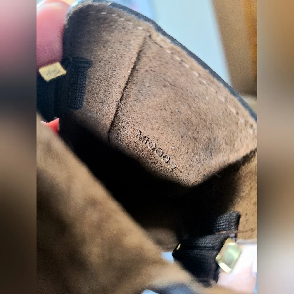Louis Vuitton Etui International Mobile Phone Case